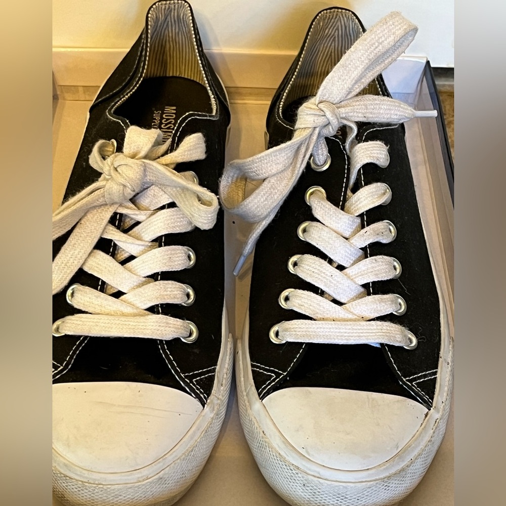 Black sneakers. Super comfortable.